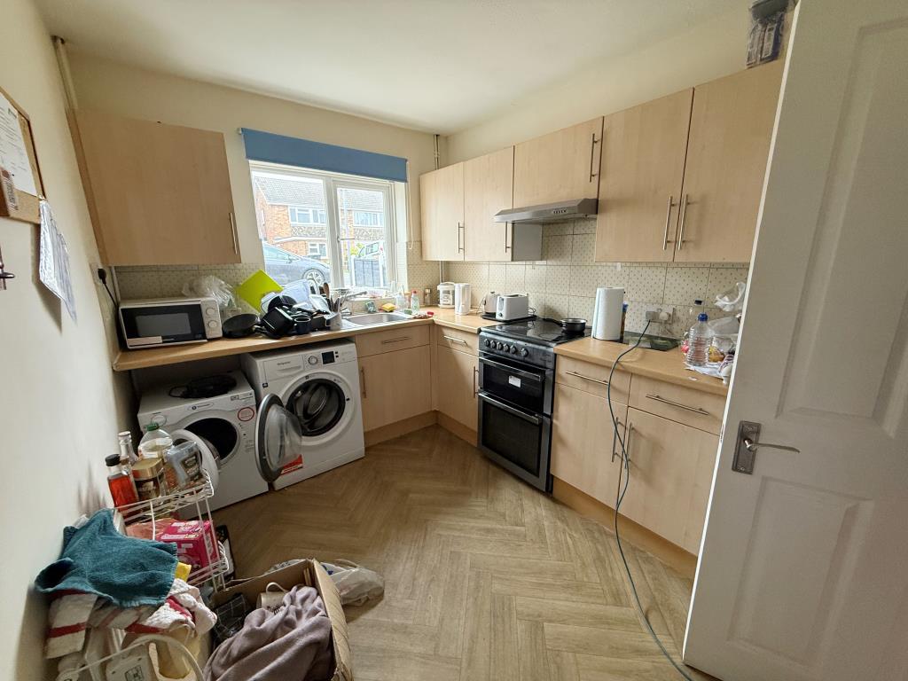 Lot: 135 - HMO FOR INVESTMENT - Kitchen